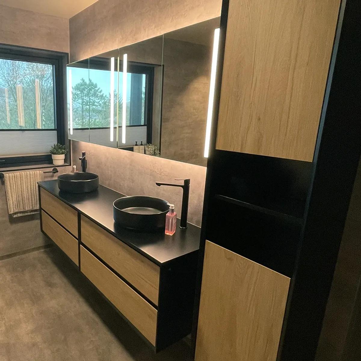 Badnor Martine 180cm servantskap m/sort benkeplate/topplate