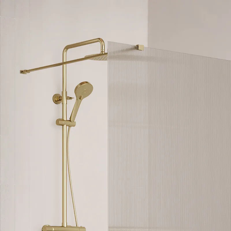 Badnor Shildon dusjvegg/walk-in hjørne - BØRSTET GULL - FLUTED glassfelt - 110cm